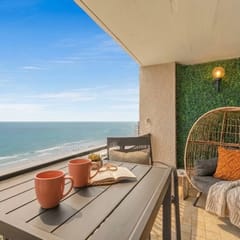 Fancy Flamingo: Beachfront + Free Beach Chairs - Apartment