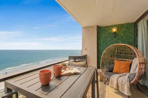 Fancy Flamingo: Beachfront + Free Beach Chairs - Apartment - Image 1