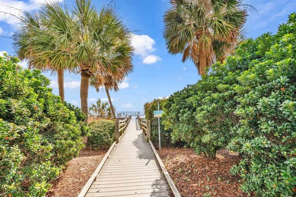 Fancy Flamingo: Beachfront + Free Beach Chairs - Apartment - Image 2